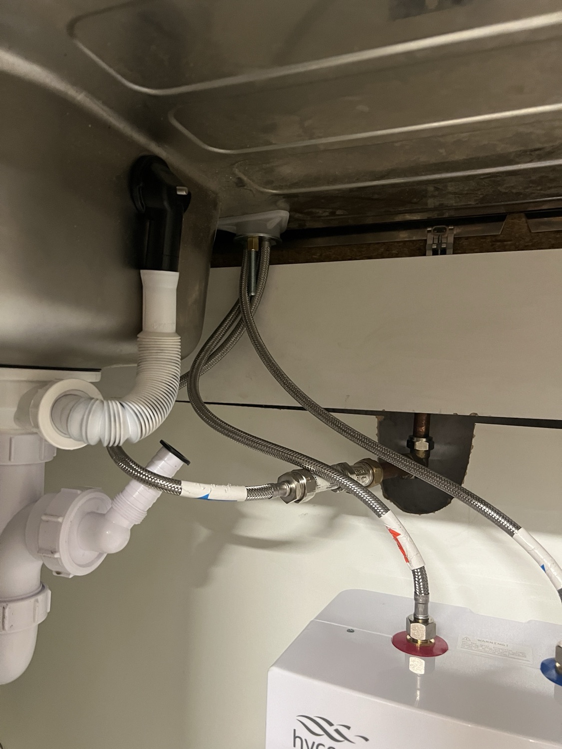 Under-sink pipework and water heater